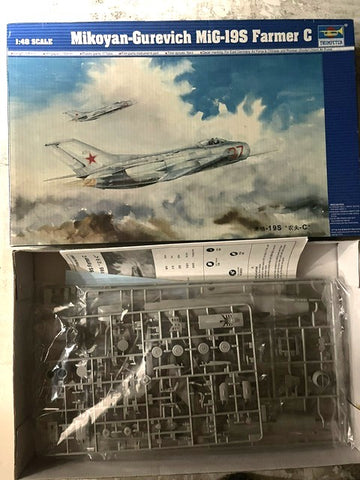 Trumpeter 1/48 scale Mikoyan-Gurevich MiG-19S Farmer C aircraft kit - 02803
